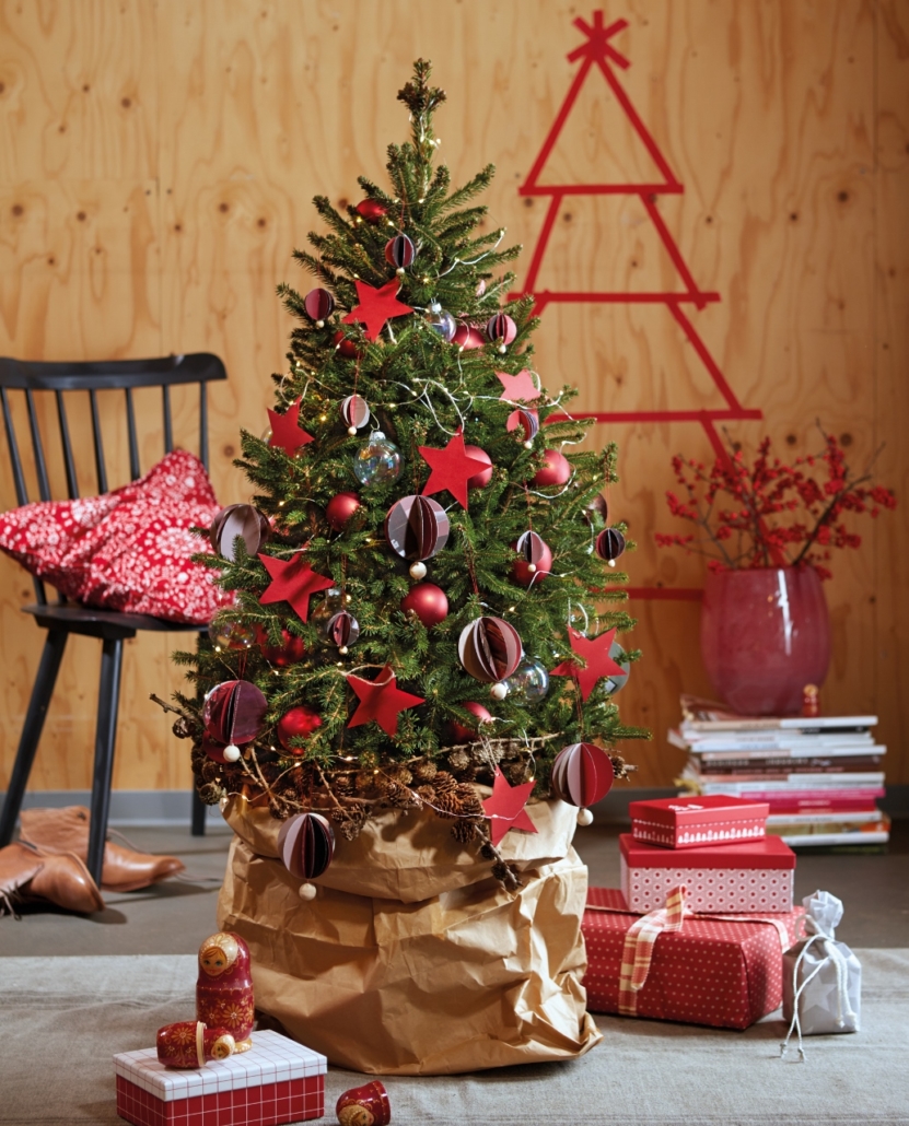 Mini- Weihnachtsbaum `Little Santa´ Hier geschmückt in klassischem Rot.
